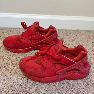 NIKE RED HUARACHES ❤️